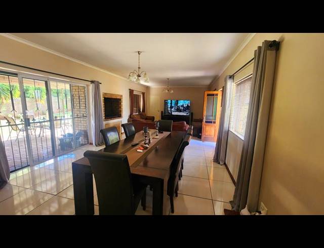 3 BEDROOM HOUSE FOR SALE IN TAFELZICHT